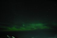 echts unter schweren RegenwolkenPolarlichter zwischen Rørvik und Trondheim, Bild 3 (© Monika Maintz)